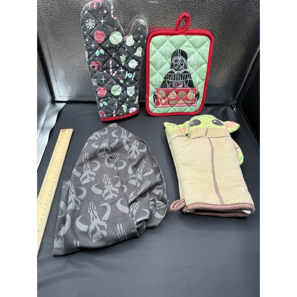 Star Wars Kitchen Set Grogu Baby Yoda Oven Mitt Potholder & Mandalorian Bandana